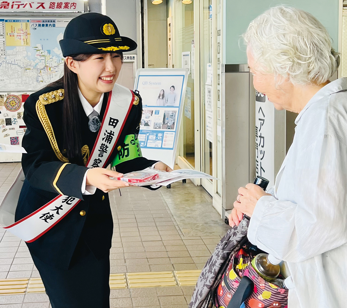 田浦警察署：防犯大使・辻村麻琴さん啓発活動（2024年11月1日号横須賀・三浦・湘南版）