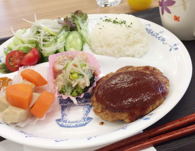 コミュニティカフェの手作りハンバーグ