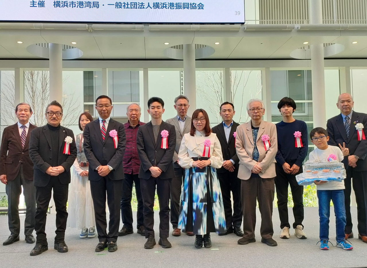 横浜市役所アトリウムでの表彰式の様子